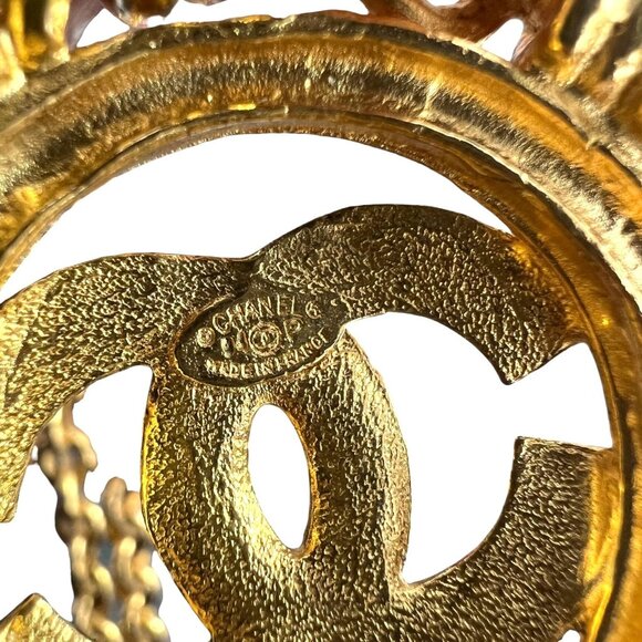 CHANEL Gold plated metal signature "CC" logo medallion Necklace - Picture 11 of 11